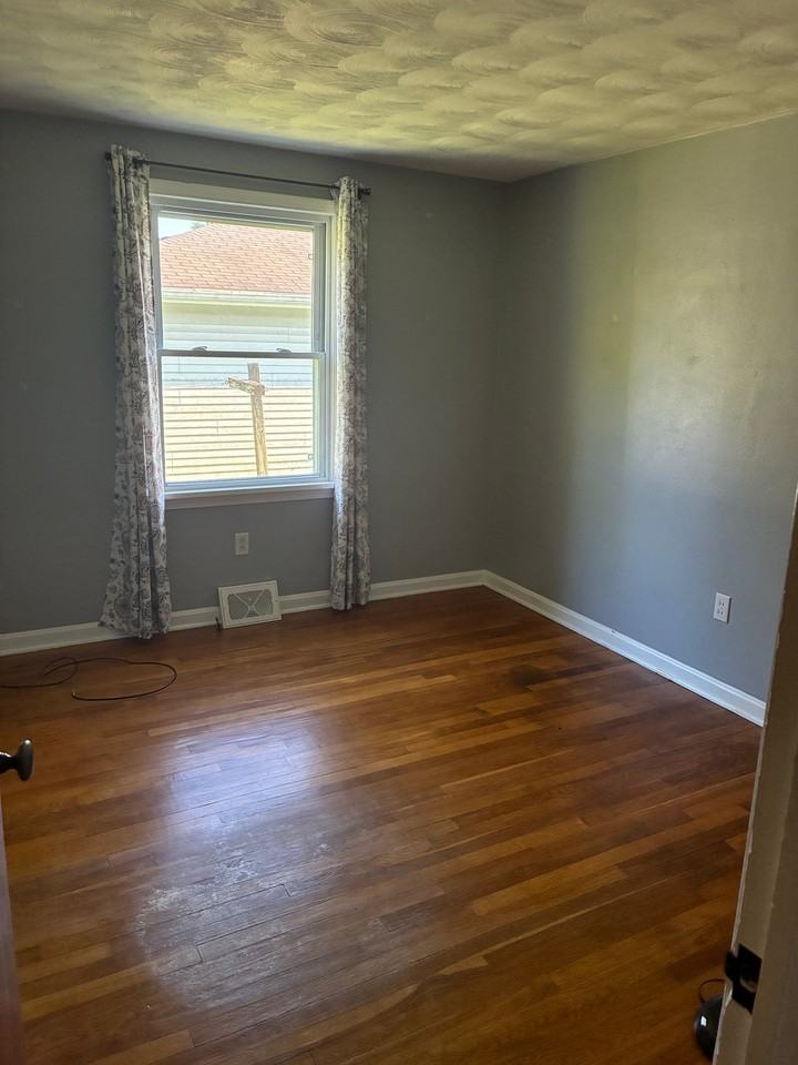 1163 Hickory St - Photo 6 of 8