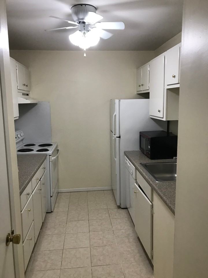12 White Gate Dr Apt J #12J - Photo 6 of 7