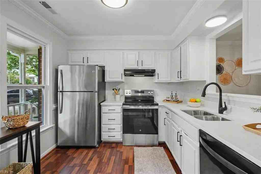 2423 Rennie Dr - Photo 2 of 9