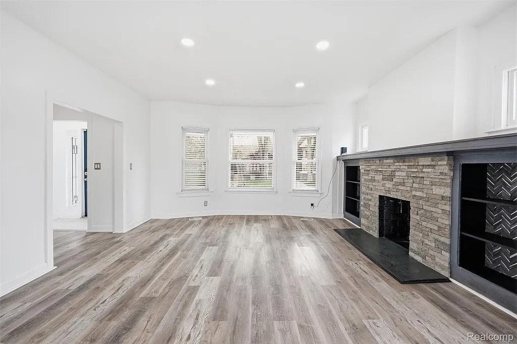 725 Lakewood St - Photo 3 of 16