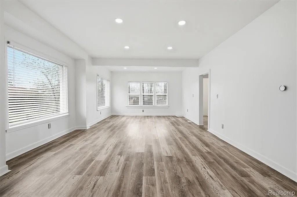 725 Lakewood St - Photo 4 of 16