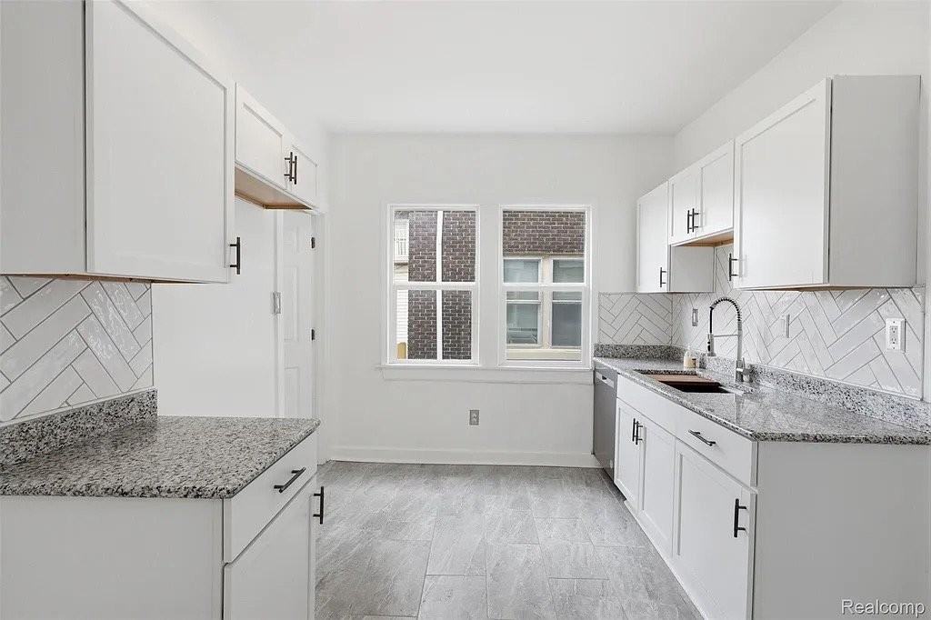 725 Lakewood St - Photo 5 of 16