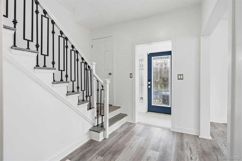 725 Lakewood St - Photo 6 of 16