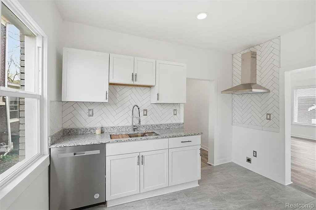 725 Lakewood St - Photo 7 of 16