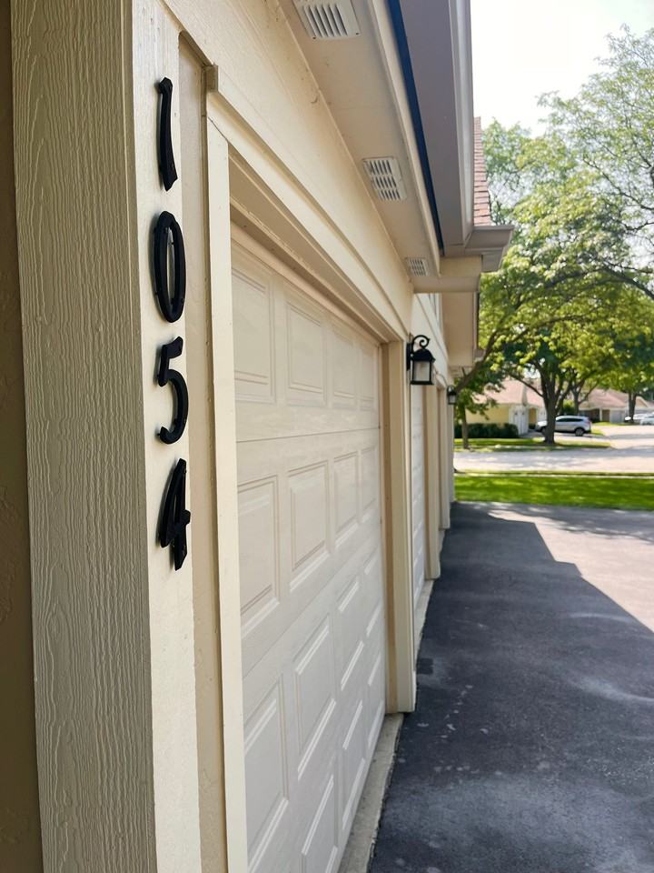 1054 Deerpath Ct #C2 - Photo 3 of 16