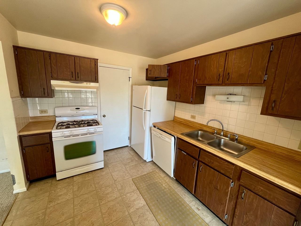 1054 Deerpath Ct #C2 - Photo 4 of 16