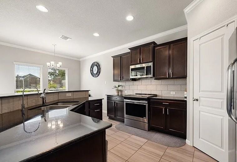 5804 Blackstone Dr - Photo 4 of 15