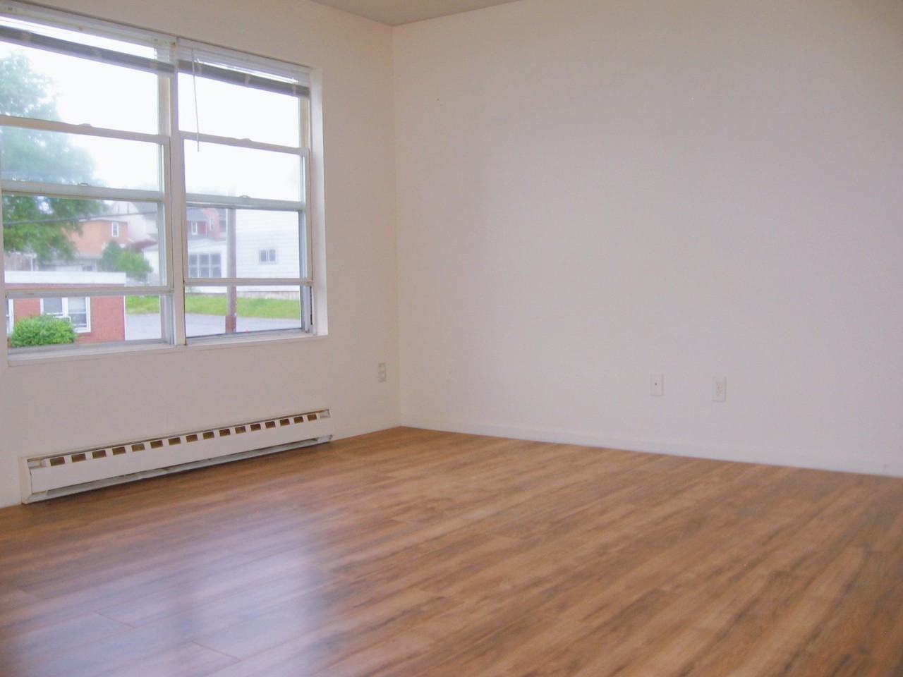 642 Genesee St - Photo 2 of 7