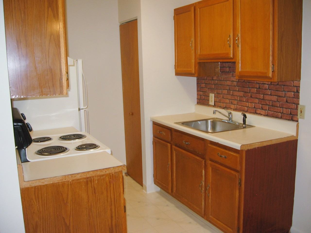 642 Genesee St - Photo 4 of 7