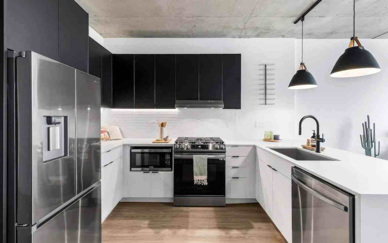 228 N Elizabeth St - Photo 3 of 6
