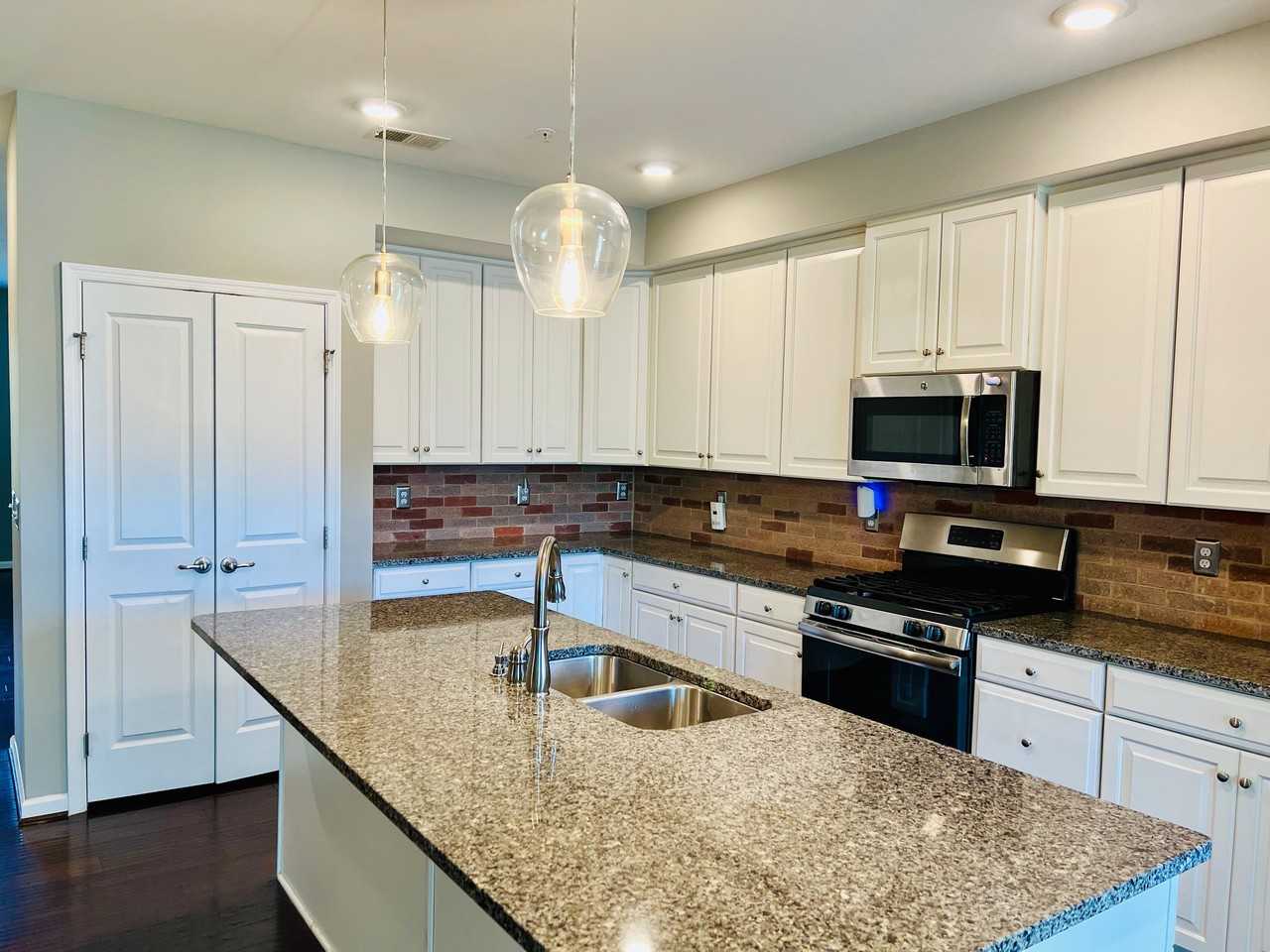 208 Murdoch Sq Se - Photo 3 of 17