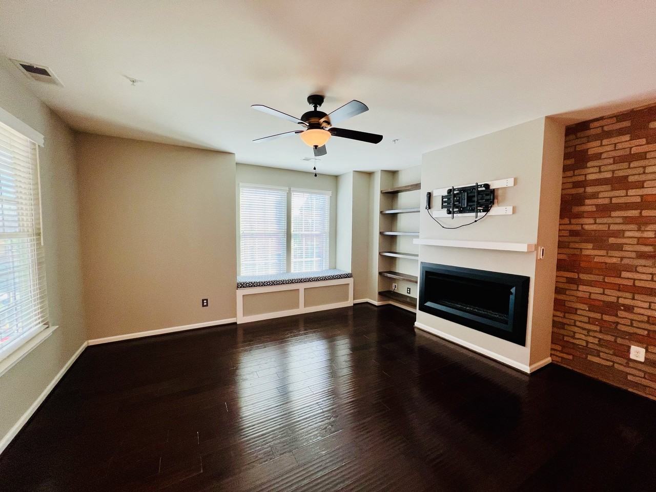 208 Murdoch Sq Se - Photo 5 of 17