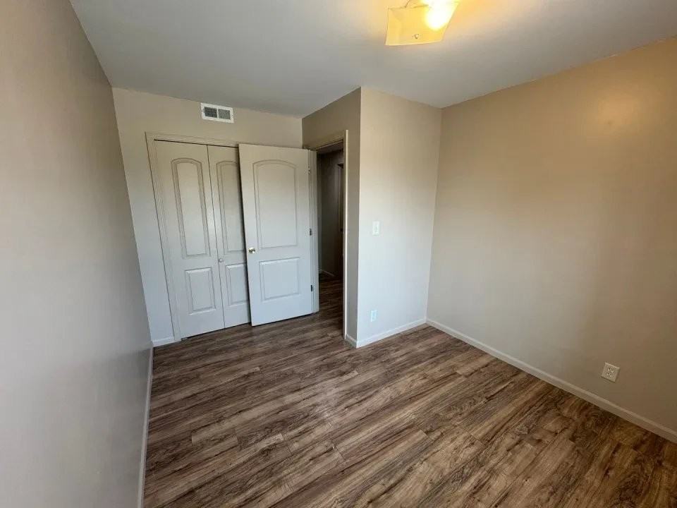 10212 S Doctor Martin Luther - Photo 4 of 12