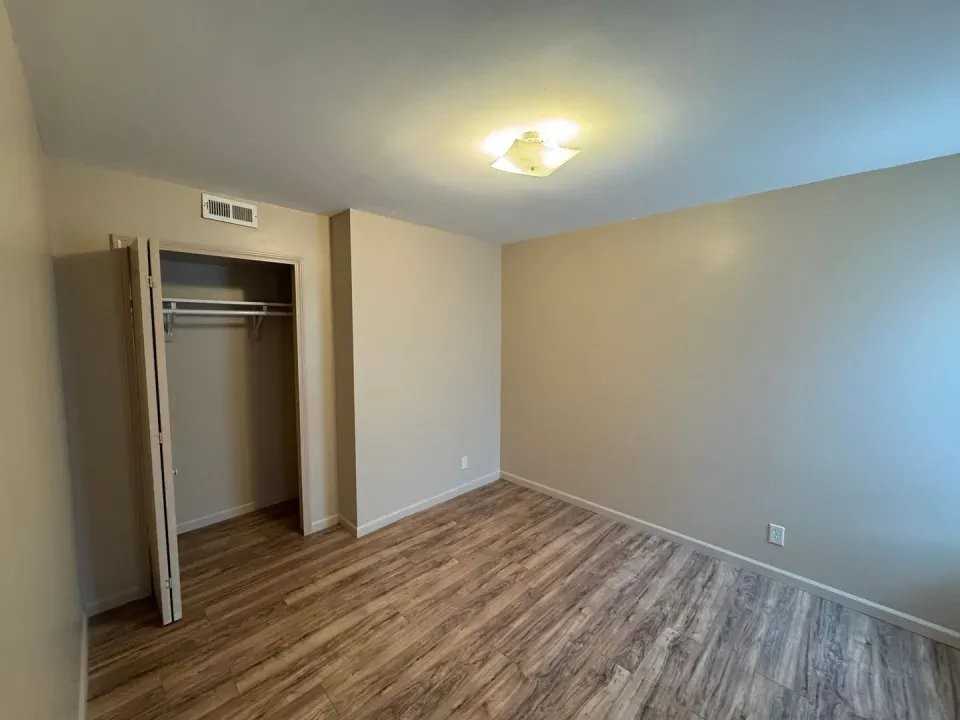 10212 S Doctor Martin Luther - Photo 6 of 12