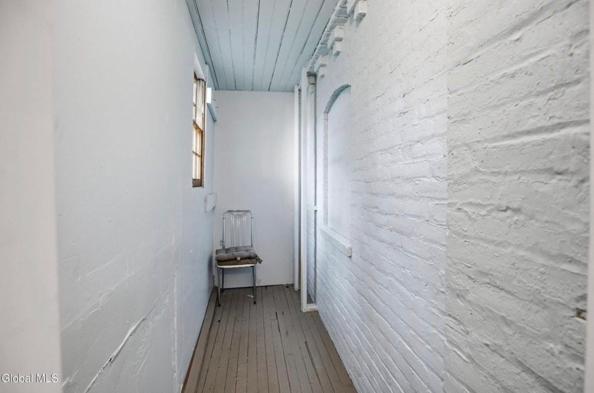 120 Robinson St - Photo 4 of 16