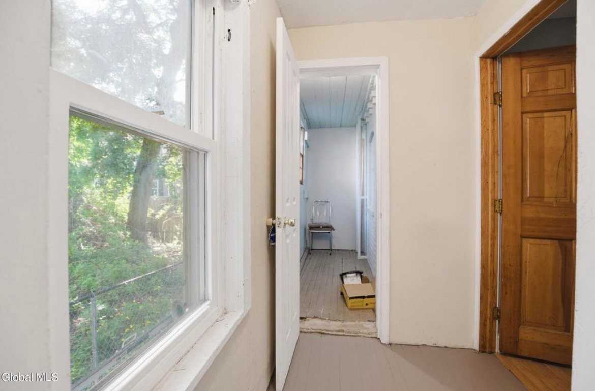 120 Robinson St - Photo 5 of 16