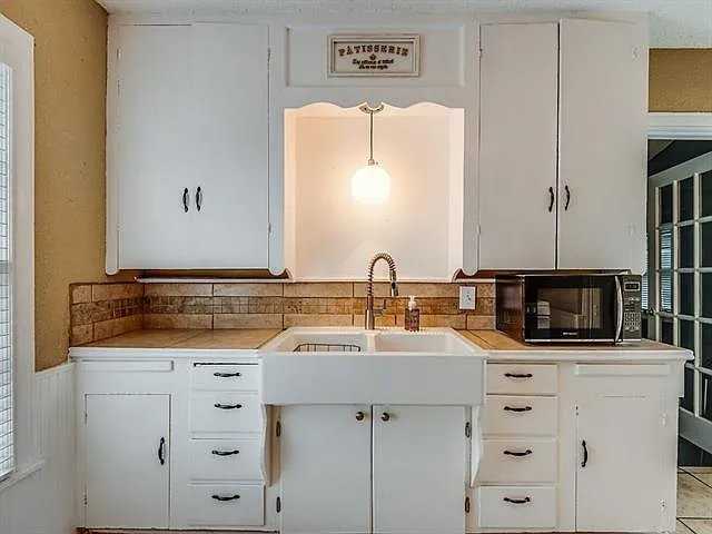 118 S Stewart Ave - Photo 5 of 9
