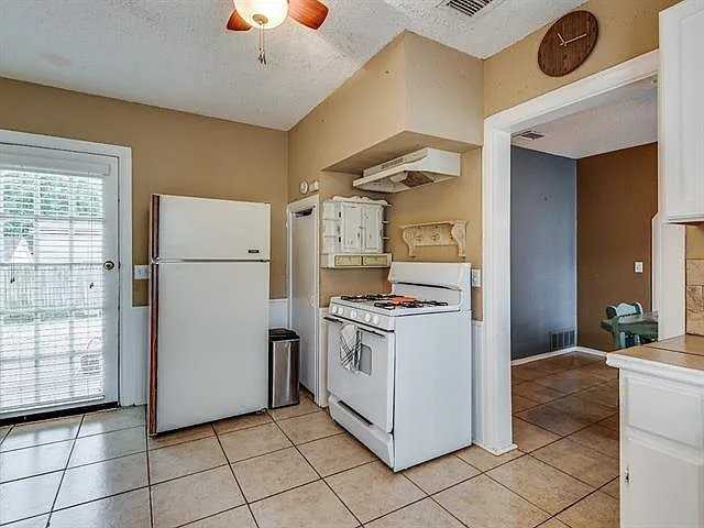 118 S Stewart Ave - Photo 7 of 9