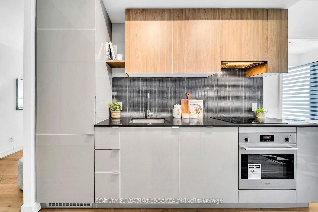 161 Roehampton Avenue #603 - Photo 4 of 14