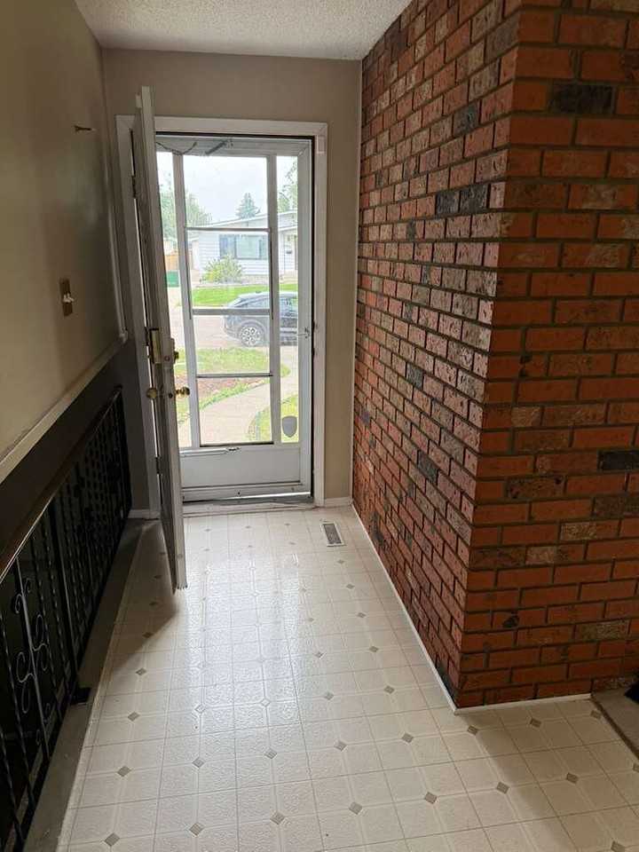 1025 82 St Nw - Photo 3 of 24