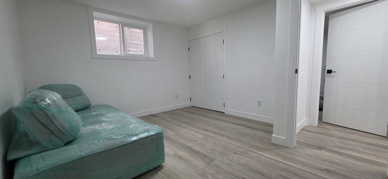 24 45 St Sw - Photo 2 of 8