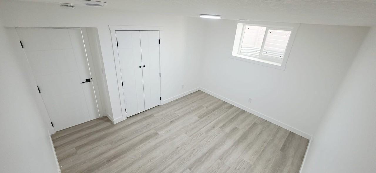 24 45 St Sw - Photo 3 of 8