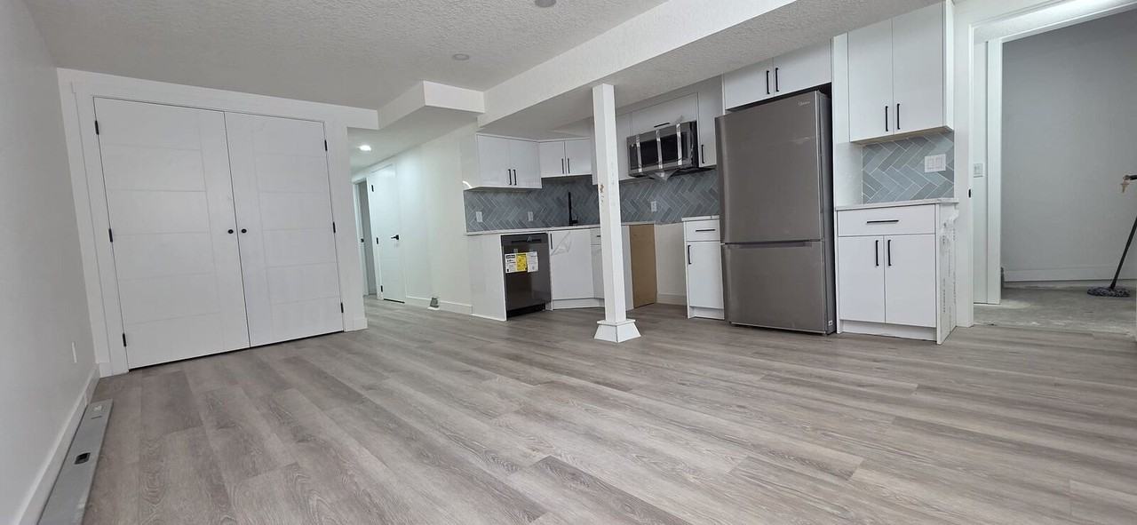 24 45 St Sw - Photo 5 of 8