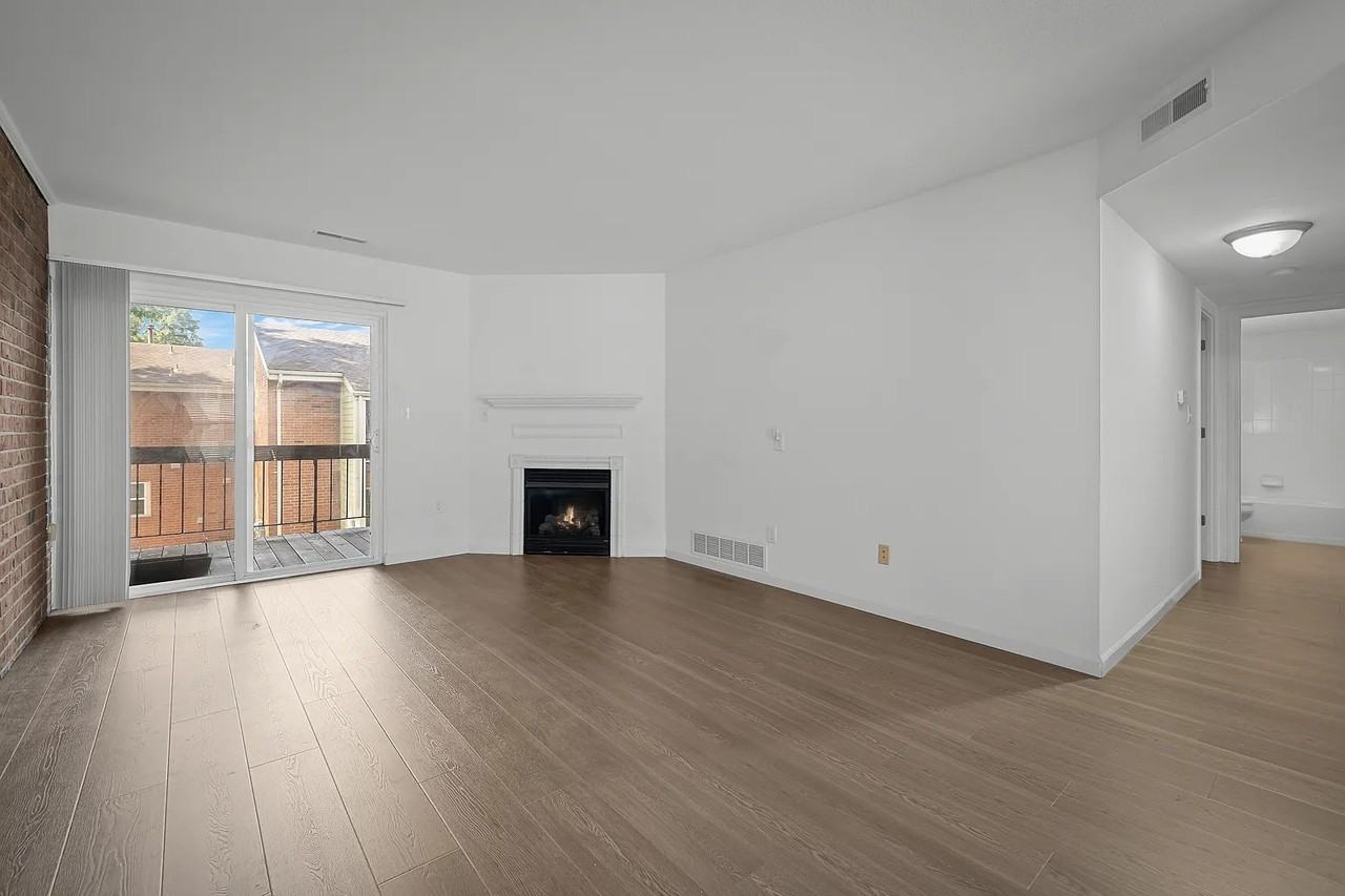 1946 Greenpoint Dr #202 - Photo 2 of 9