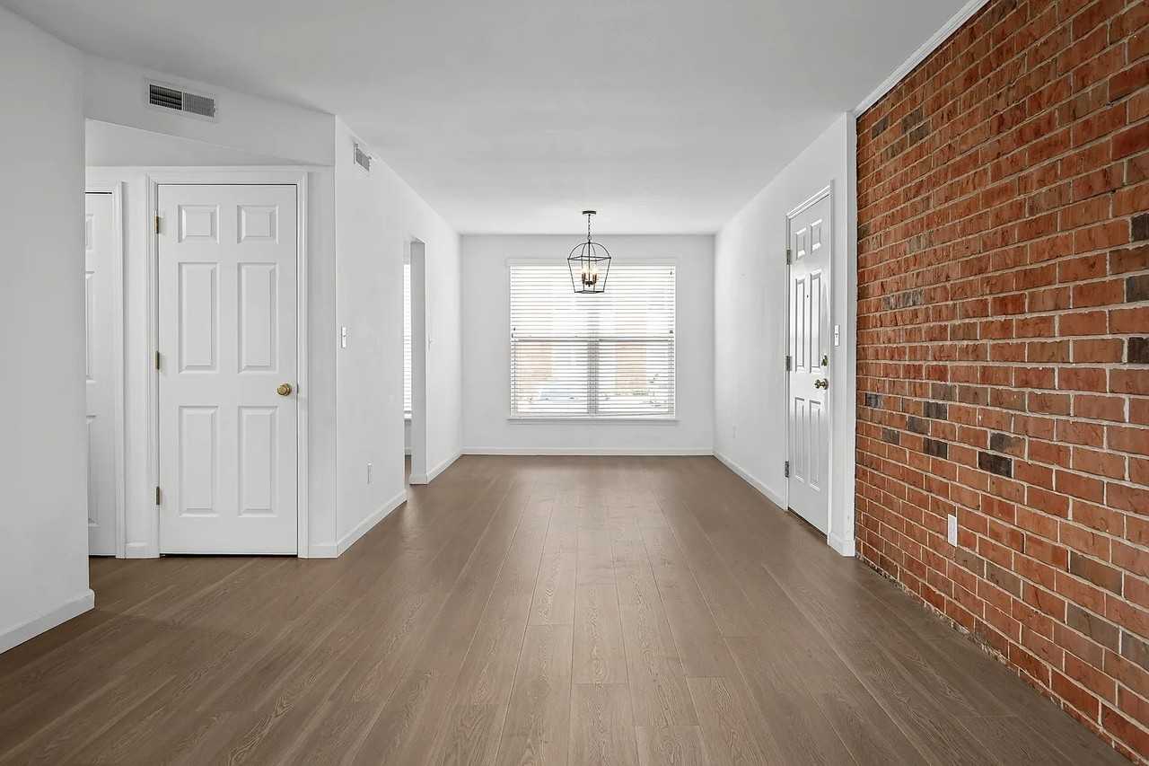 1946 Greenpoint Dr #202 - Photo 4 of 9