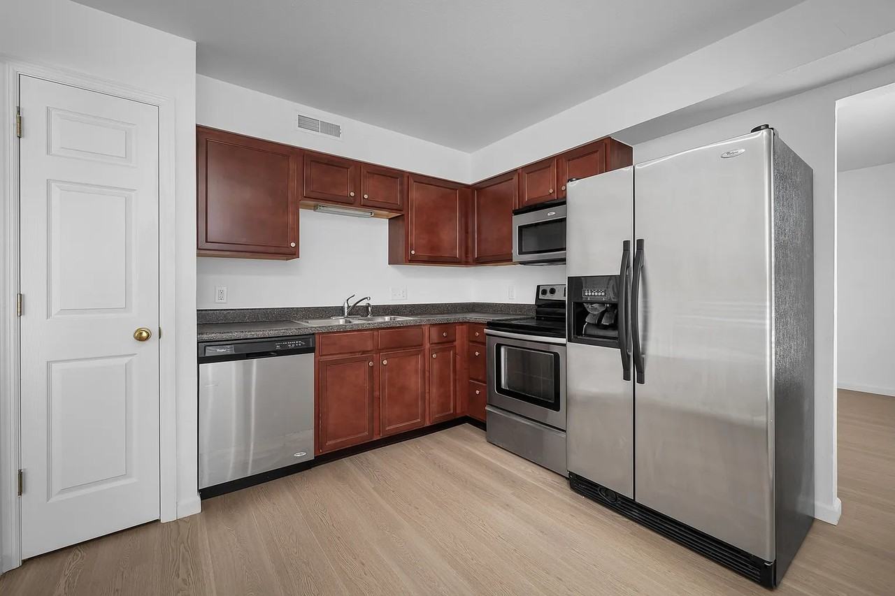 1946 Greenpoint Dr #202 - Photo 6 of 9