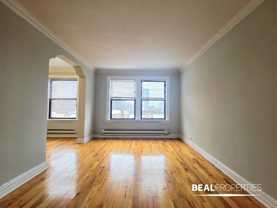 425 W Roscoe St - Photo 1 of 1