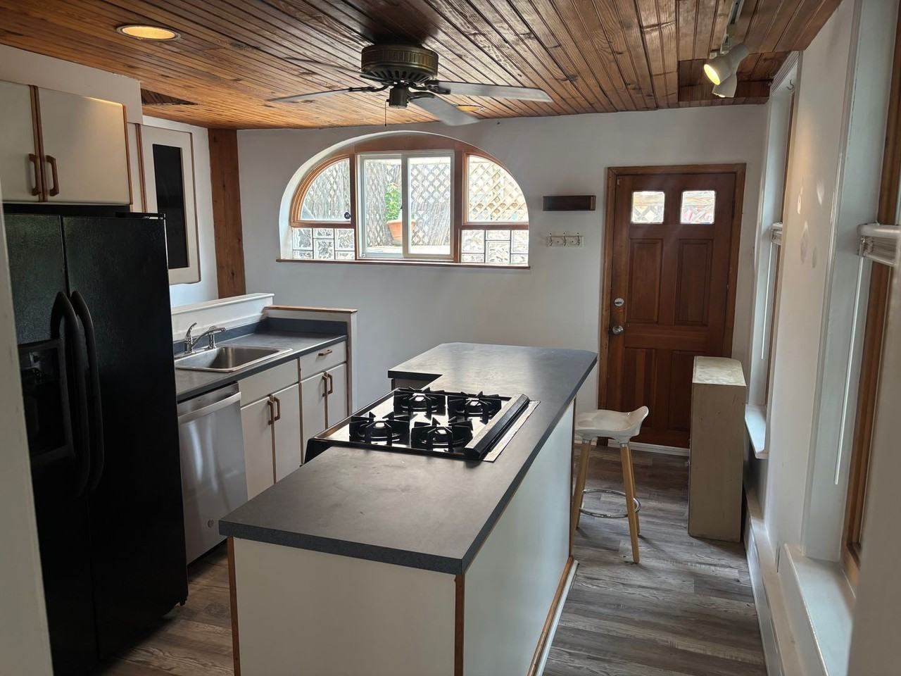 3916 Terrace St - Photo 3 of 18