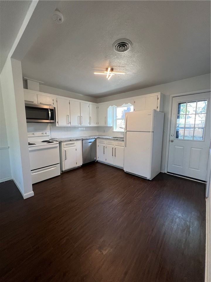 737 N 12th St #B - Photo 2 of 17