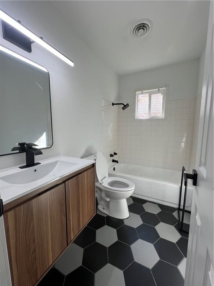 737 N 12th St #B - Photo 3 of 17