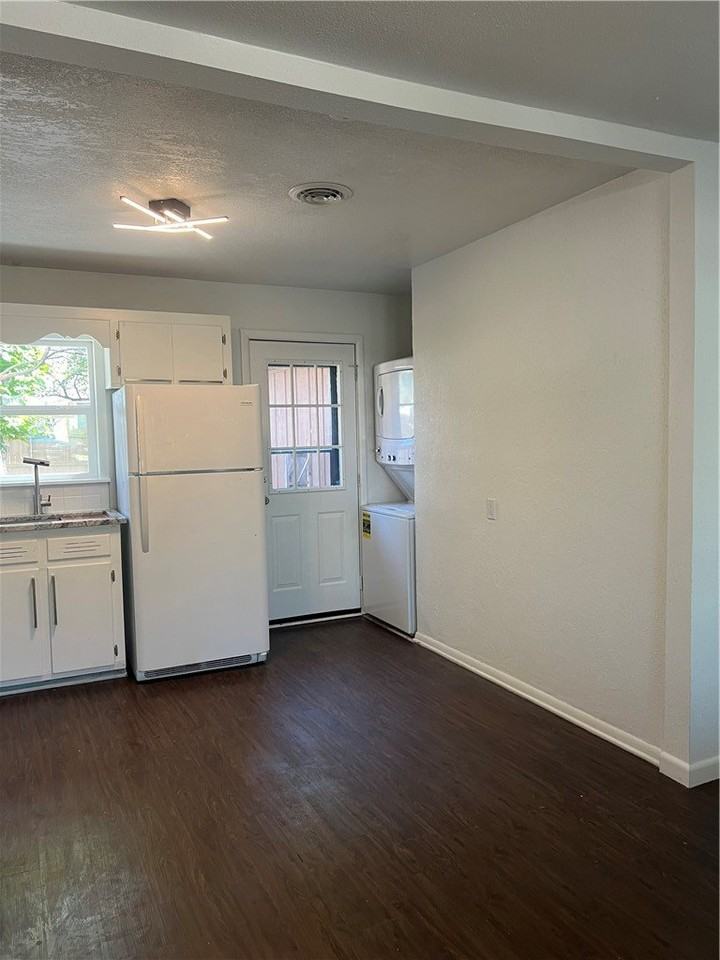 737 N 12th St #B - Photo 4 of 17