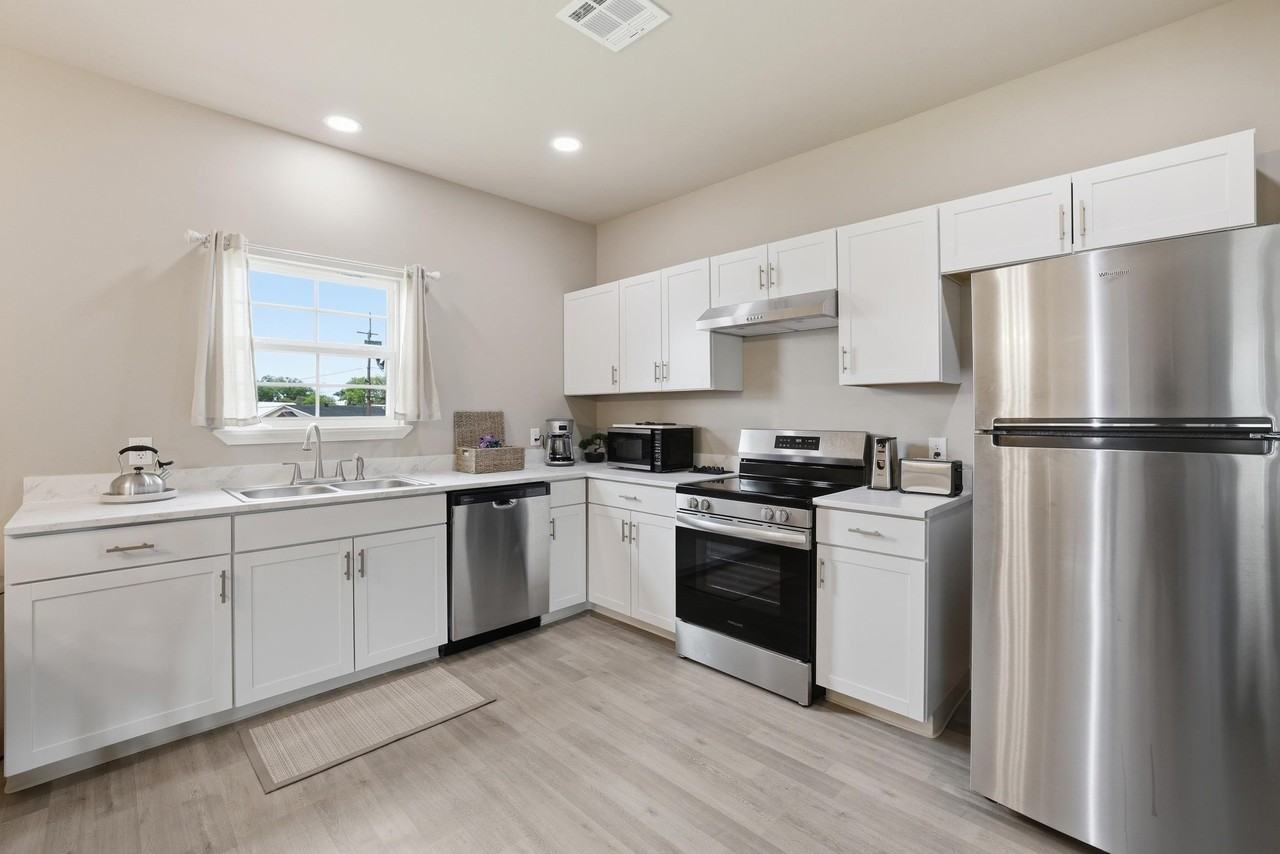 1406 Bonvillain St - Photo 5 of 17