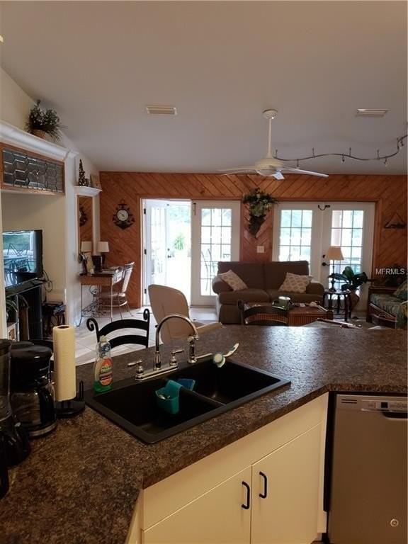 5022 Bayberry St - Photo 5 of 17