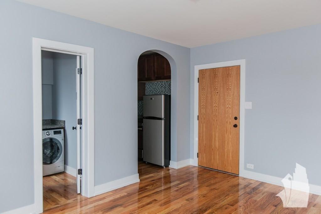 550 W Arlington Pl #811 - Photo 2 of 8