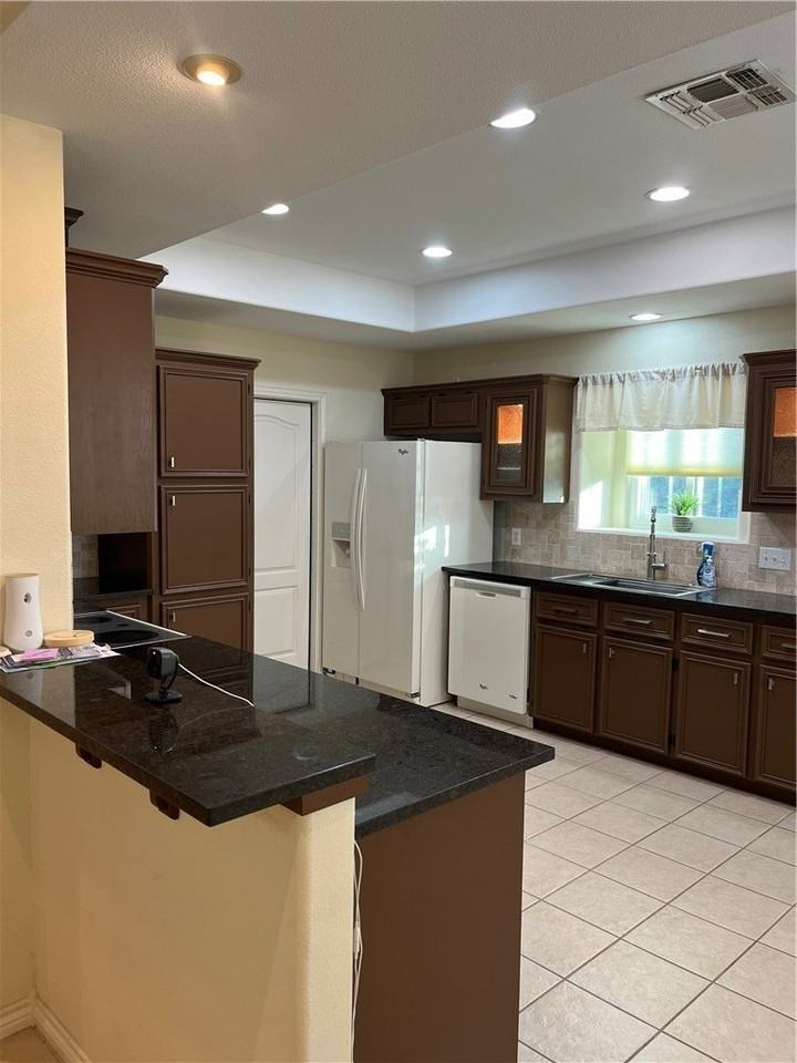 7801 Northwind Dr - Photo 3 of 24
