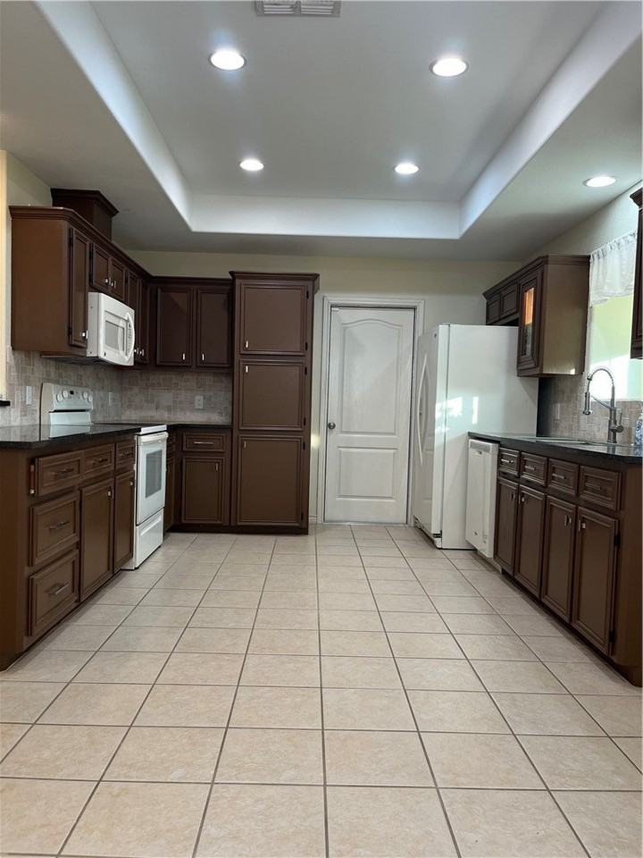 7801 Northwind Dr - Photo 5 of 24