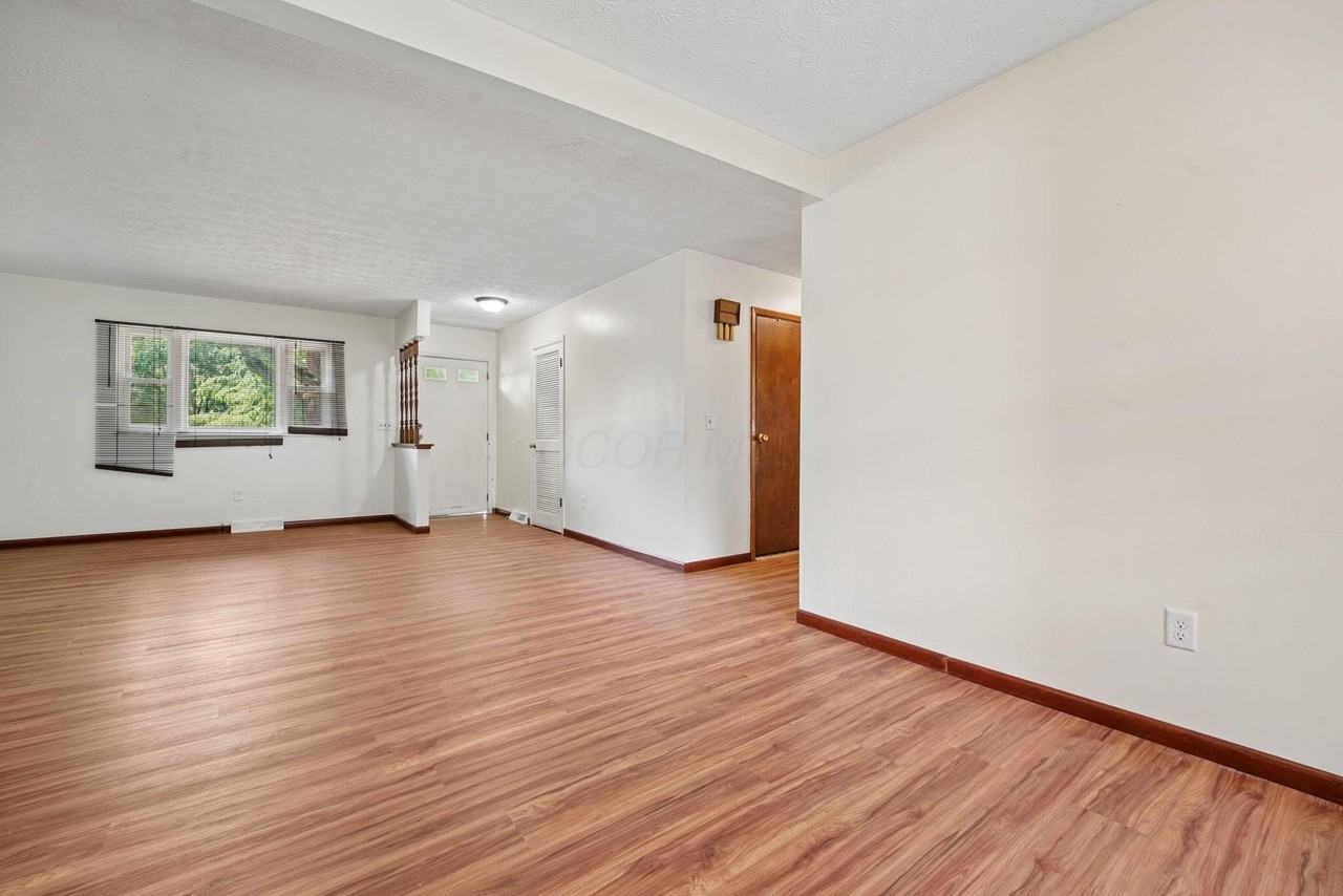 1806 Balsamridge Rd - Photo 3 of 15