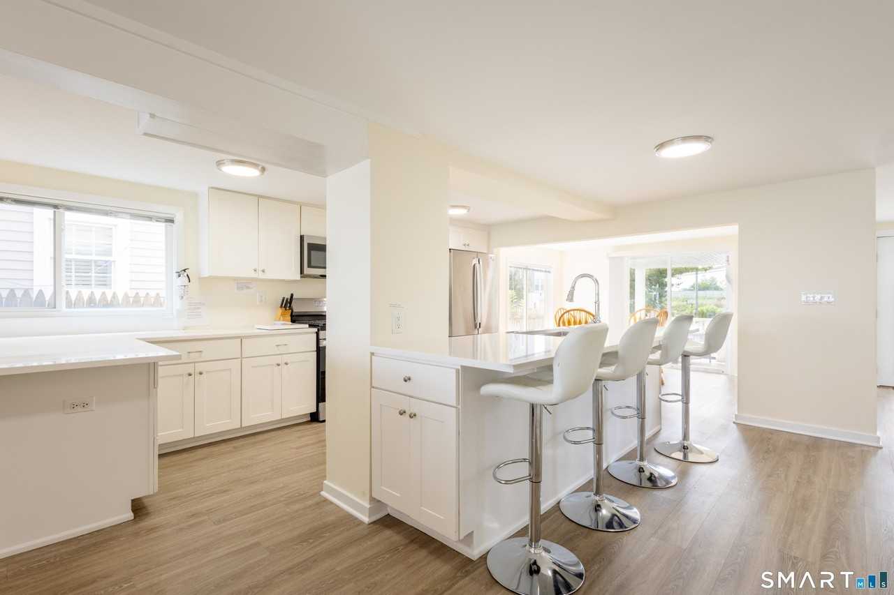 989 Fairfield Beach Rd - Photo 6 of 20