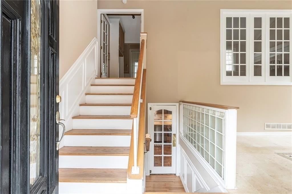 131 Arrowood Ln - Photo 2 of 37