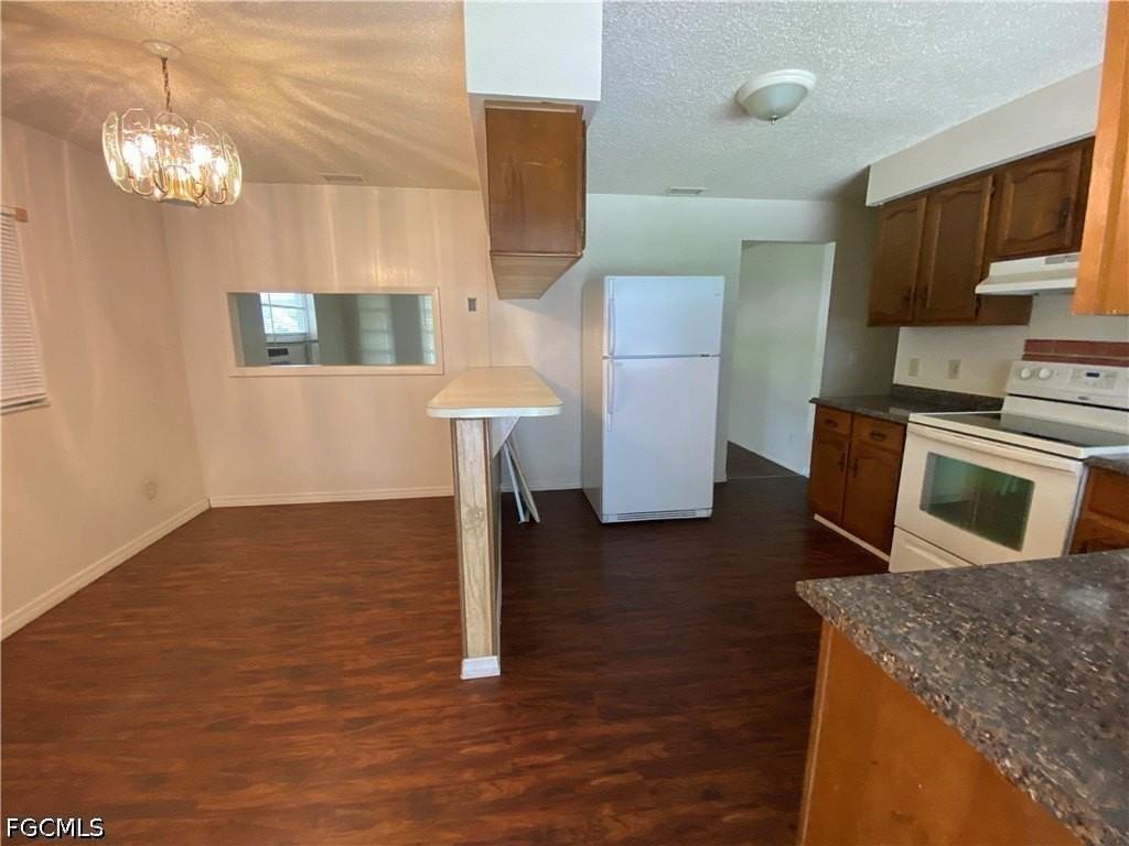 7906 Suncoast Dr - Photo 5 of 28