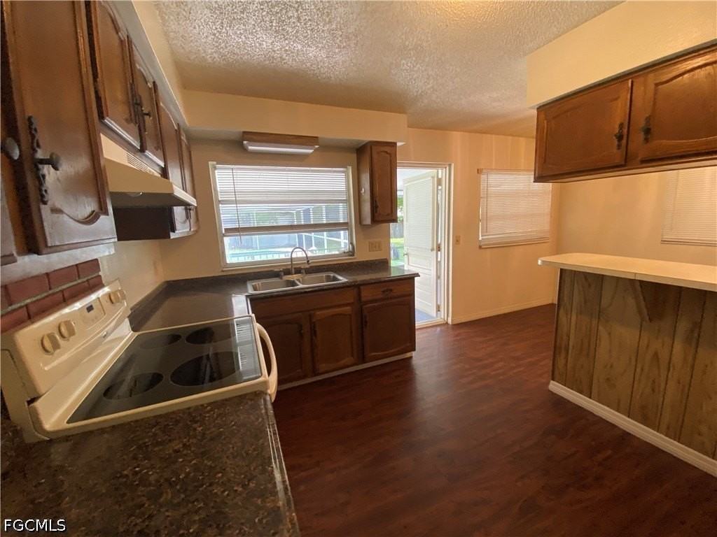 7906 Suncoast Dr - Photo 6 of 28