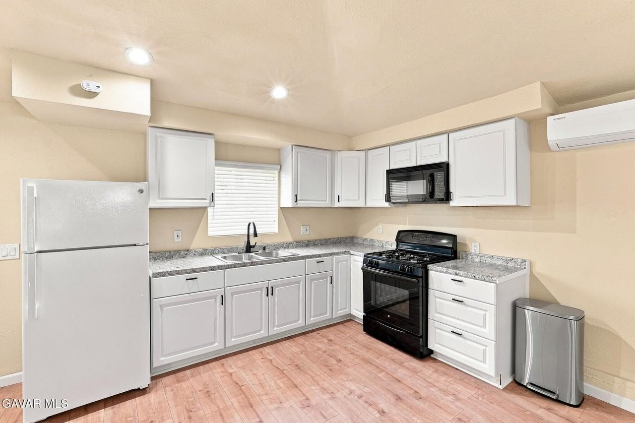 2048 W 112th St - Photo 4 of 14