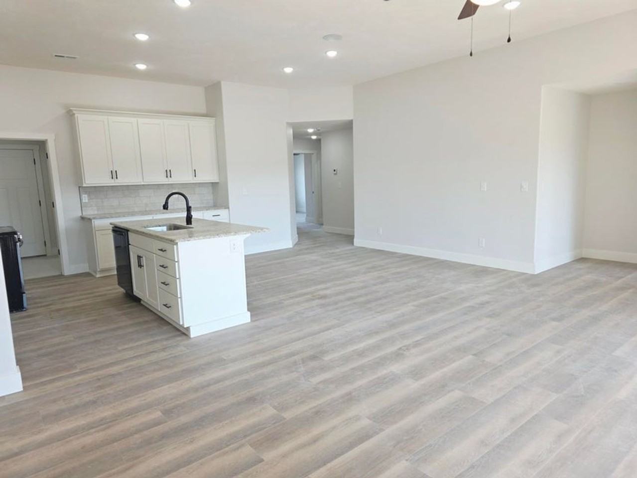 838 E Crystal Ave - Photo 3 of 11