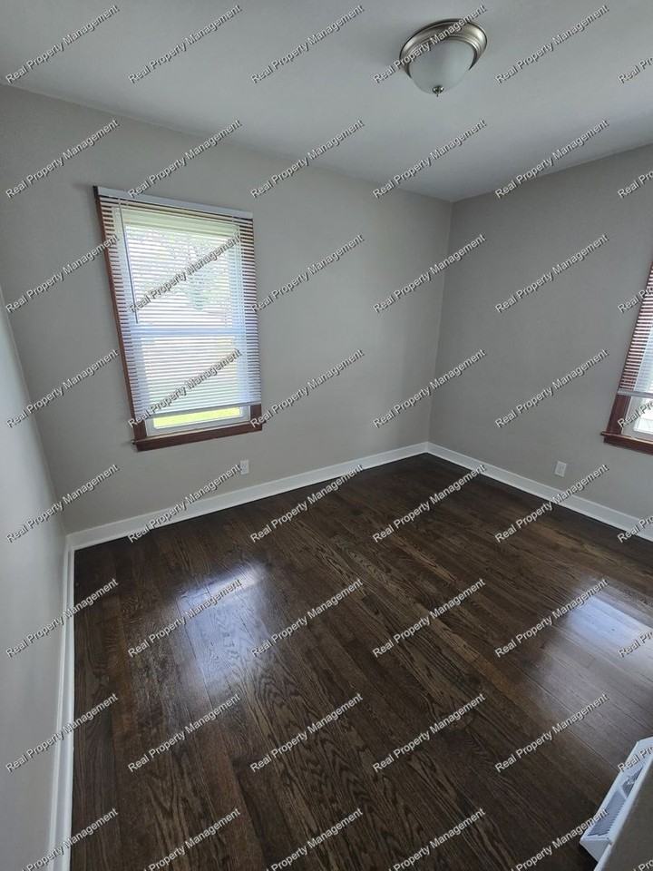 2715 162nd Pl - Photo 4 of 8