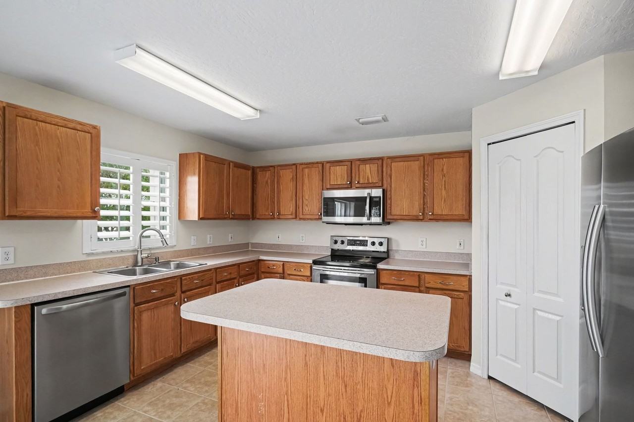 5353 Outlook Dr - Photo 4 of 18