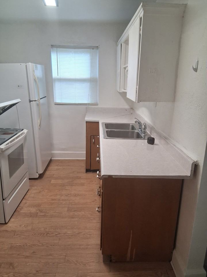 209 13th St #1 - Photo 3 of 10
